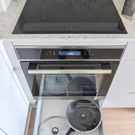 1bdr W/balcony, Free Pkg *