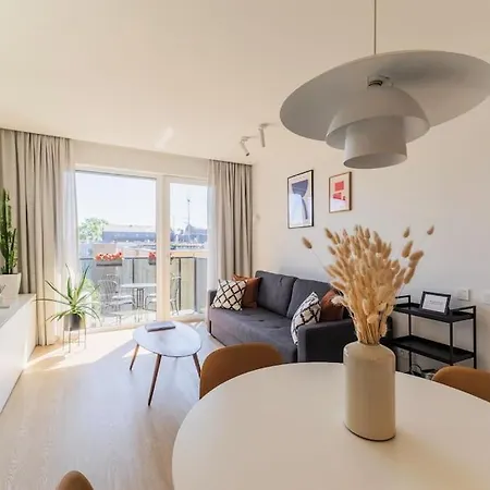 1bdr W/balcony, Free Pkg Apartment *