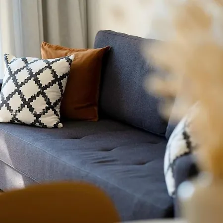 1bdr W/balcony, Free Pkg Apartment *
