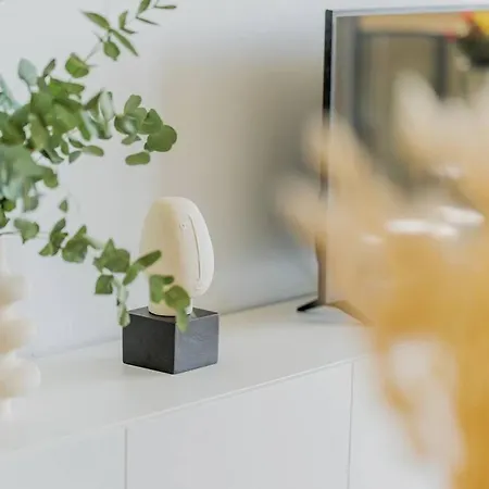 Apartment 1bdr W/balcony, Free Pkg