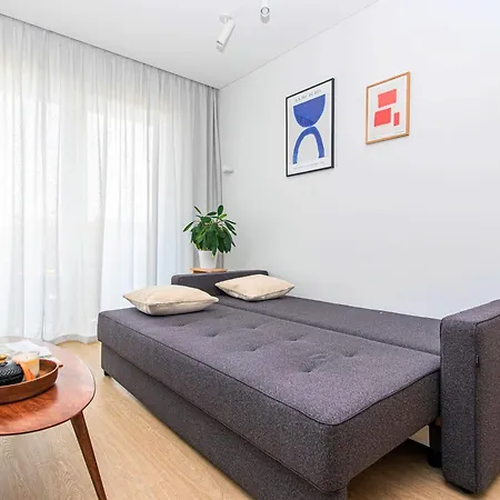 Apartment 1bdr W/balcony, Free Pkg *
