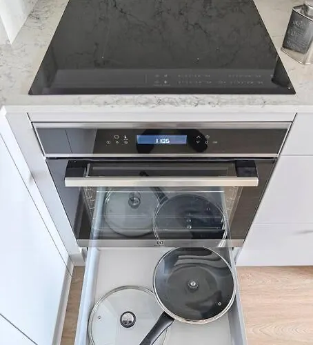 1bdr W/balcony, Free Pkg *