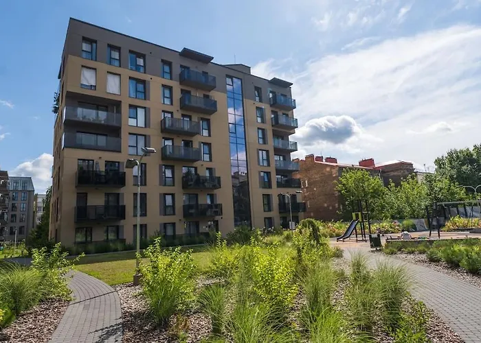 1bdr W/balcony, Free Pkg Apartman