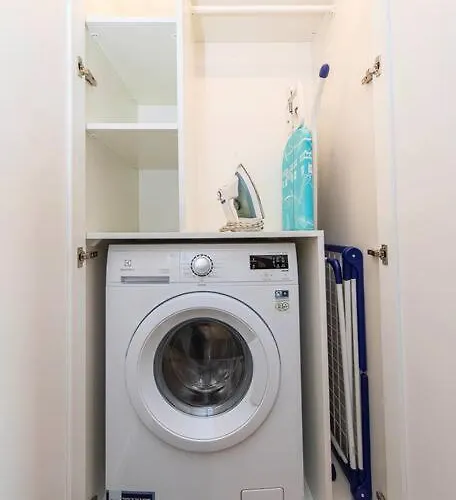 Lejlighed 1bdr W/balcony, Free Pkg