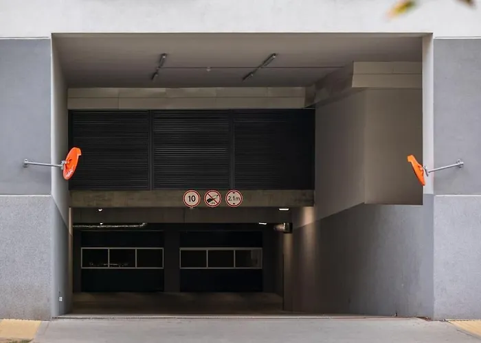 Lejlighed 1bdr W/balcony, Free Pkg *